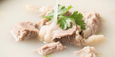 羊肉汤呈现奶白色的原理与家庭熬制方法