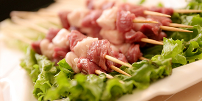 家庭烧烤季：如何准备和烤制美味的羊肉串